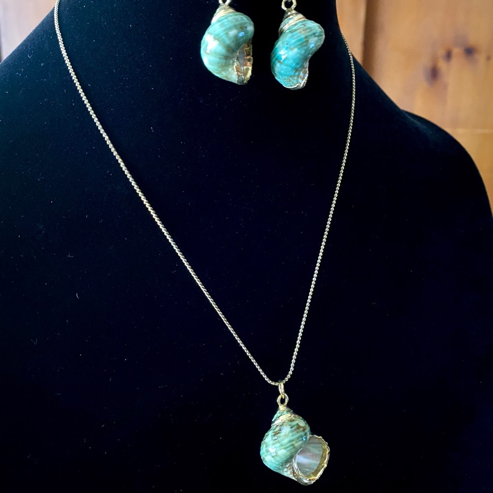 Vintage Shell Necklace w/ Matching Earring Set